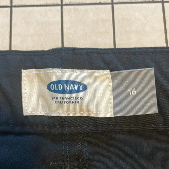 Old navy shorts, black, size 16, 7 inch inseam - Picture 3 of 6